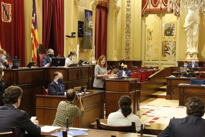 La presidenta del Govern, Francina Armengol, durante una intervención en el Parlament.