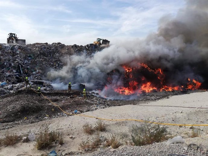 Tres dotaciones de bomberos trabajan en la extinción de un incendio en el vertedero de Fontcalent (Alicante)