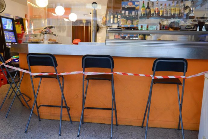 Varias sillas inutilizables colocadas en el interior de un bar ubicado en la plaza de Santa Eugenia, en Girona, Catalunya, (España), a 16 de septiembre de 2020. 