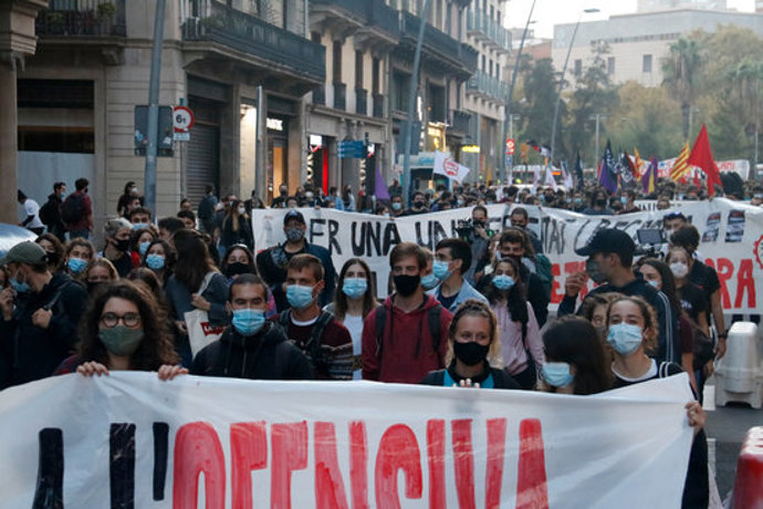 Pla general de la manifestació del sector de les universitats i la recerca a Barcelona el 21/10/2020 (horitzontal)