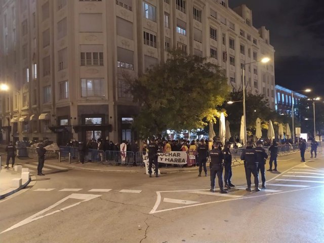 Concentración de medio centenar de personas en las inmediaciones del Congreso