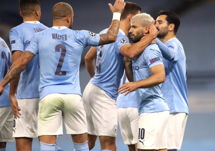 21 October 2020, England, Manchester: Manchester City's Sergio Aguero (2nd R) celebrates scoring his side's first goal from the penalty spot with team-mates during the UEFA Champions League Group C soccer match between Manchester City FC and FC Porto at
