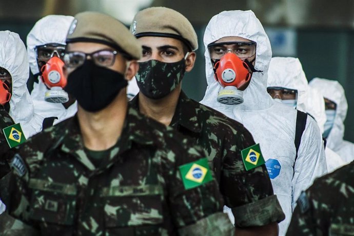 Un grupo de soldados del Ejército de Brasil durante las labores de desinfección del Aeropuerto Internacional de Sao Paulo.