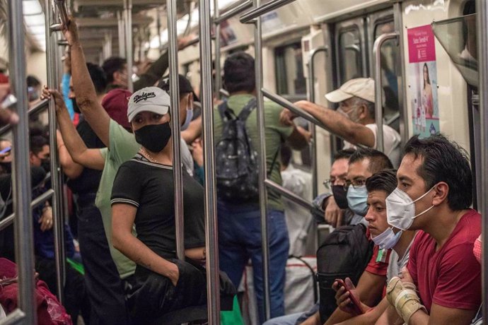 Un grupo de pasajeros en uno de los vagones de la red de metro de Ciudad de México.