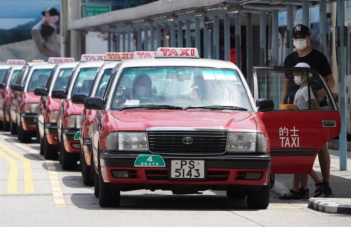 Un grupo de taxistas a la espera de los pasajeros que aterrizan en el aeropuerto de Hong Kong.