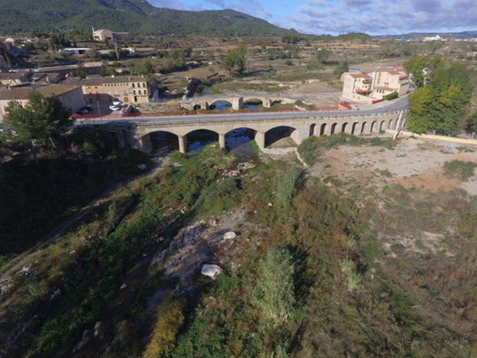 Imatge aria del pont nou de Montblanc, a escassos metres del vell, un any després de la riuada. Imatge del 14 d'octubre del 2020. (Horitzontal)