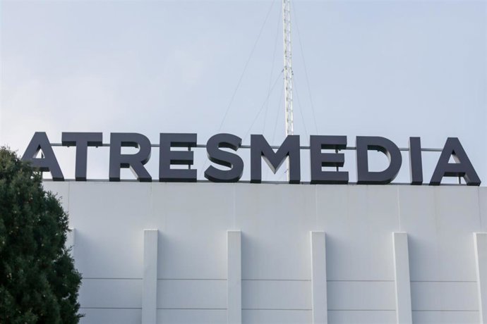 Letras de Atresmedia en lo alto de la sede del grupo de comunicación Atresmedia en San Sebastián de los Reyes, en Madrid (España) 