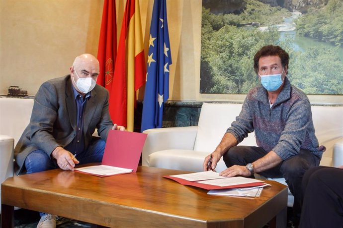 El vicepresidente segundo, José María Aierdi, y el alcalde de Ergoiena, Emeterio Senar, en la firma del concierto.