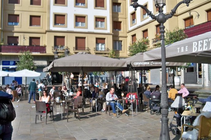 Clientes en terrazas de la Plaza Unamuno de Bilbao (archivo)