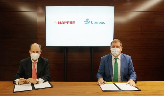 El vicepresidente de MAPFRE y CEO del área territorial Iberia, José Manuel Inchausti, y el presidente de Correos, Juan Manuel Serrano, firma de alianza.