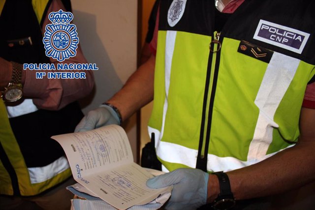 Agentes manejan documentos de identificación