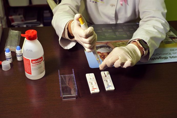 Una farmacéutica de la Farmacia Portal Martínez Soto introduce en una placa la muestra de sangre que ha tomado para realizar un test de cribado del coronavirus en Barbadás.
