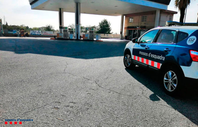 Pla general d'una benzinera de Valls, on hi van robar a punta de ganivet, i d'un vehicle dels Mossos en primer terme. Imatge publicada el 22 d'octubre del 2020. (Horitzontal)