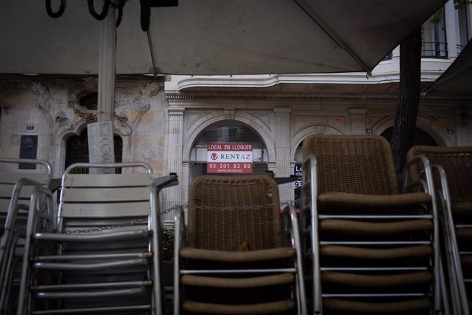 Sillas recogidas de una terraza de un bar cerrado durante el cuarto día de la entrada en vigor de las nuevas restricciones en Cataluña.