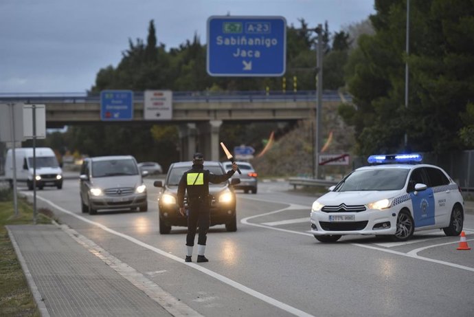 Un agente de la Policía de Huesca realiza controles de entradas y salidas a la ciudad, en la calle Doctor Artero, en Huesca.