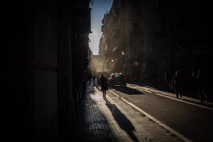 Una persona camina por una calle de Barcelona, Catalunya (España), a 16 de octubre de 2020. 