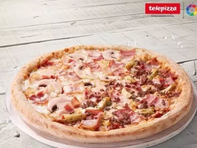 Telepizza lanza una pizza mitad barbacoa mitad carbonara con motivo del derby entre el F.C.Barcelona y el Real Madrid este sábado