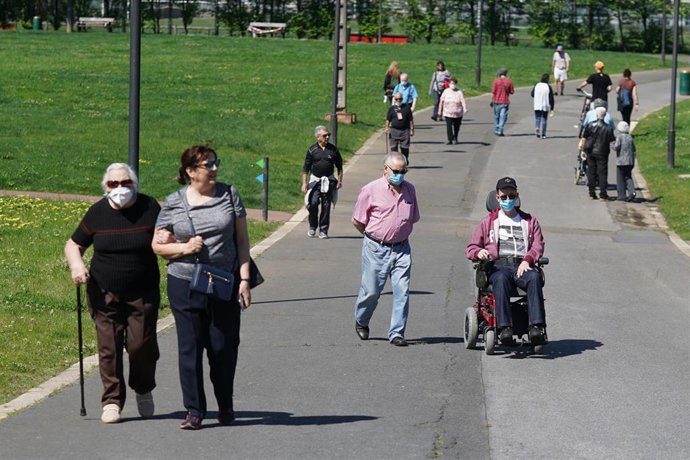 Varias personas caminan en el Parque Etxebarria de Bilbao