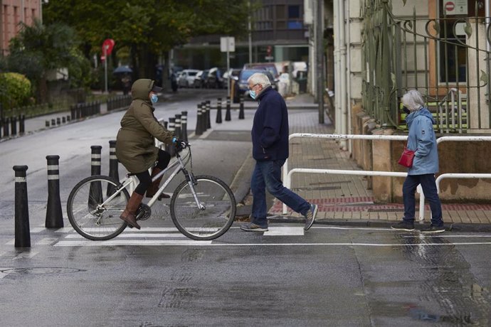 Transeúntes caminan por una calle de Pamplona, Navarra (España), a 13 de octubre de 2020. Hoy entran en vigor nuevas medidas restrictivas en Navarra ante el incremento de casos de Covid-19. Las nuevas medidas se articulan en una Orden Foral de la consej