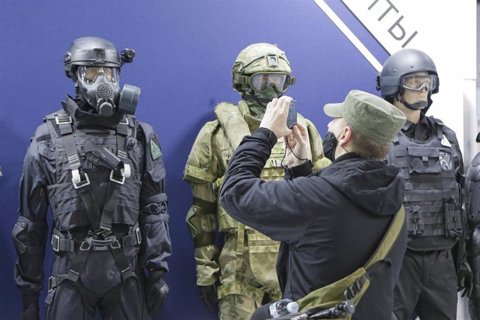 Un ciudadano en una expoisición de material y equipos de seguridad en Moscú