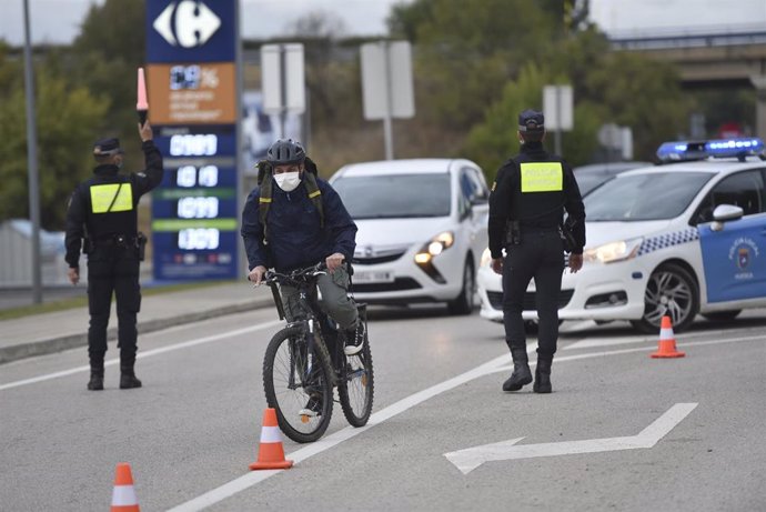 Agentes de la Policía de Huesca realiza controles de entradas y salidas a la ciudad de Huesca en el primer día de confinamiento perimetral