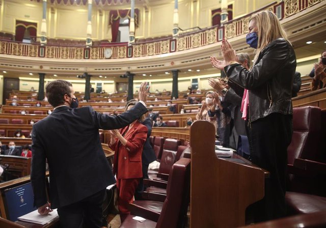 El presidente del PP, Pablo Casado, es aplaudido por miembros de su partido  en el debate de la moción de censura