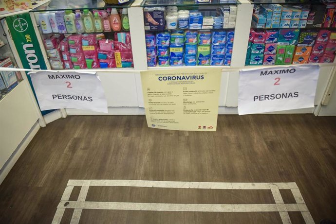 Medidas de distanciamiento en una farmacia de Montevideo, Uruguay