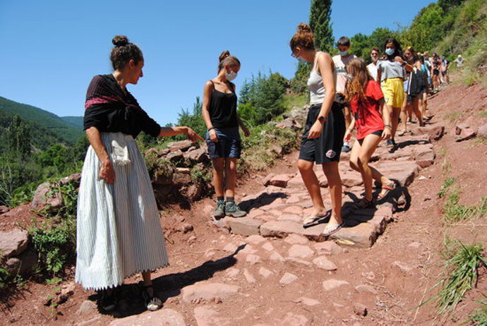 Pla general d'una visita teatralitzada a un camí recuperat de la Vall de Siarb l'estiu del 2020. (horitzontal)