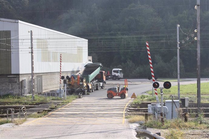 Trabajos de mejora del pavimento a la altura del paso a nivel situado en el polígono industrial de Canciene