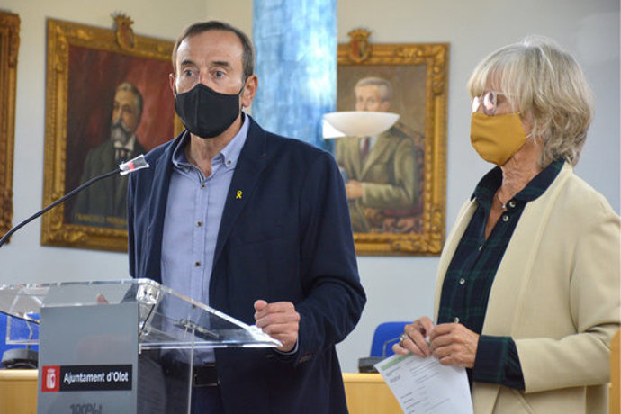 L'alcalde d'Olot, Pep Berga, i la regidora d'Hisenda, Montse Torras, durant la roda de premsa d'aquest 22 d'octubre del 2020. (Horitzontal)