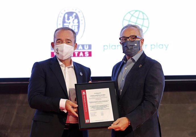 El presidente del COE, Alejandro Blanco, recibe la certificación como primer organismo deportivo del mundo alineado con los criterios de los ODS
