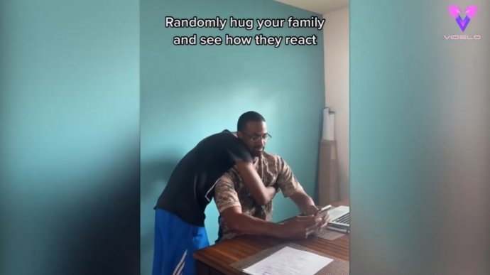 Este chico prueba a abrazar a su familia por sorpresa y grabar sus reacciones