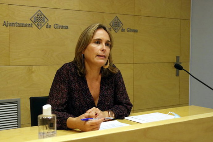 La regidora de Drets Socials de l'Ajuntament de Girona, Núria Pi, aquest 22 d'octubre del 2020 durant la roda de premsa (Horitzontal)