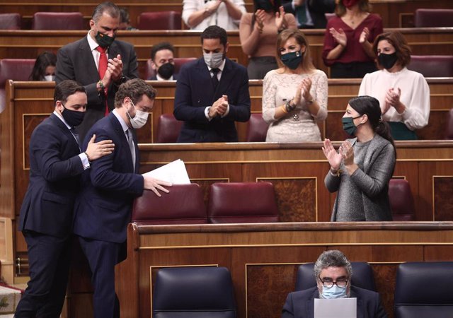 El presidente de Vox, Santiago Abascal, aplaudido por diputados de su partido