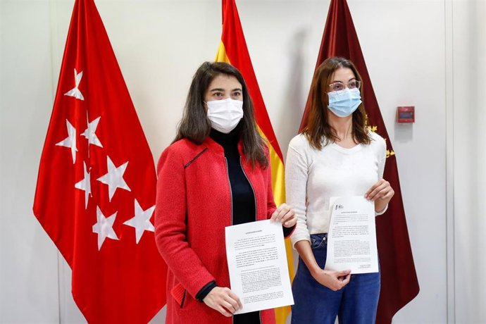 La portavoz del grupo municipal de Más Madrid, Rita Maestre, y la responsable de memoria democrática de la formación, Manuela Bergerot