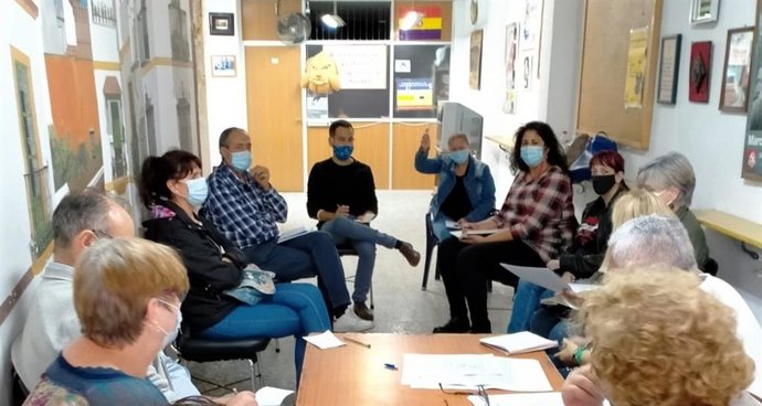 Los concejales de Adelante Sevilla Daniel González Rojas y Sandra Heredia, en una reunión con vecinos de San Jerónimo