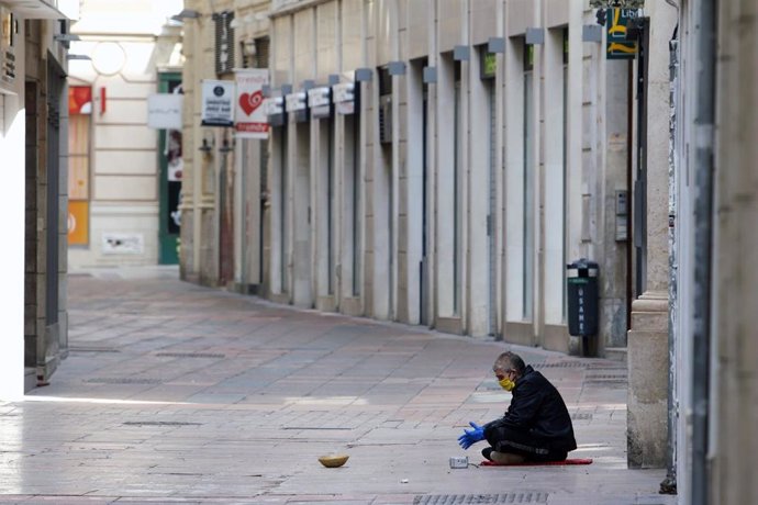 Personas sin hogar permanecen en la calle durante el estado de Alarma por el COVID-19