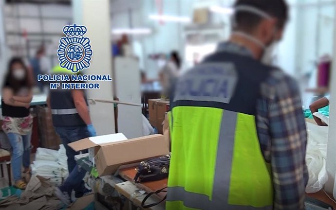Policía Nacional interviene en un taller de costura clandestino con una decena de trabajadores en condiciones infrahumanas