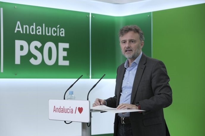 El portavoz parlamentario del PSOE-A, José Fiscal, en rueda de prensa