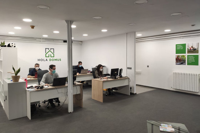 L'oficina de gestió del programa HolaDomus d'Olot, en una imatge cedida el 22 d'octubre del 2020. (Horitzontal)