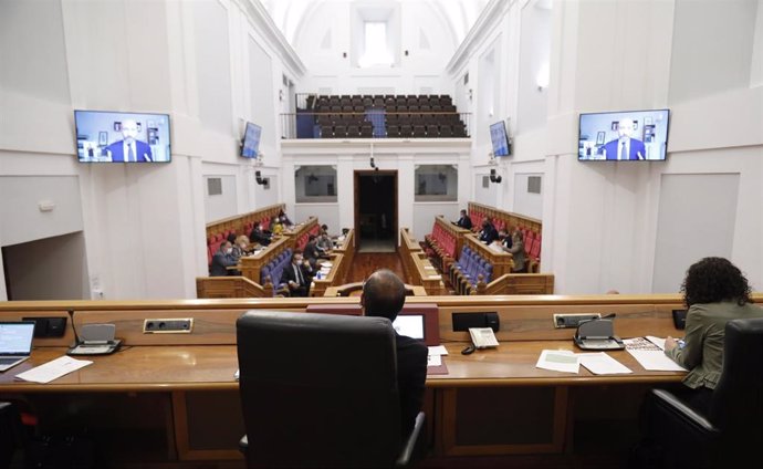 Nuevas pantallas en el salón de plenos de las Cortes para seguir intervenciones telemáticas.