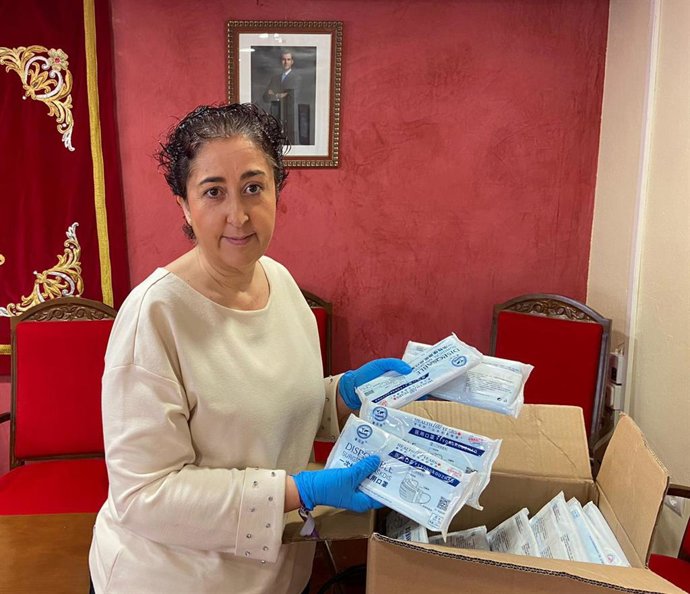 La alcaldesa de Moriles y presidenta de la Mancomunidad Campiña Sur Cordobesa, Francisca Carmona, muestra mascarillas que se han distribuido, en una imagen de archivo.