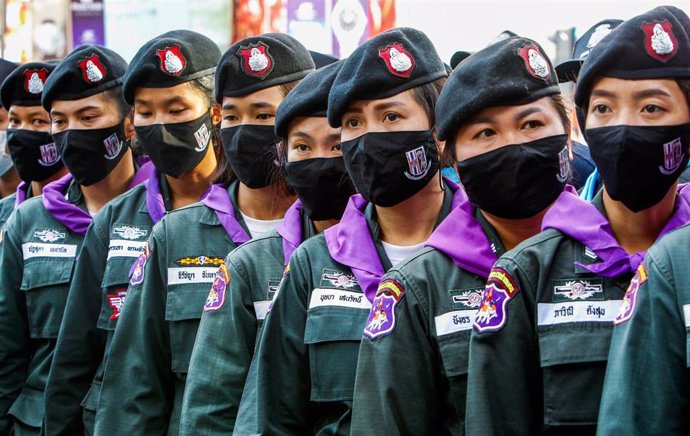 Agentes antidisturbios de la Policía desplegadas ante una manifestación contra el Gobierno del general Prayuth en Bangkok