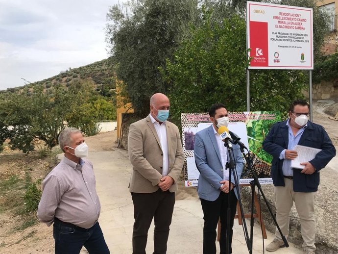 El presidente de la Diputación de Córdoba, Antonio Ruiz (segundo por la izda.), en su visita al camino rural Muralla en la aldea del Nacimiento de Zambra