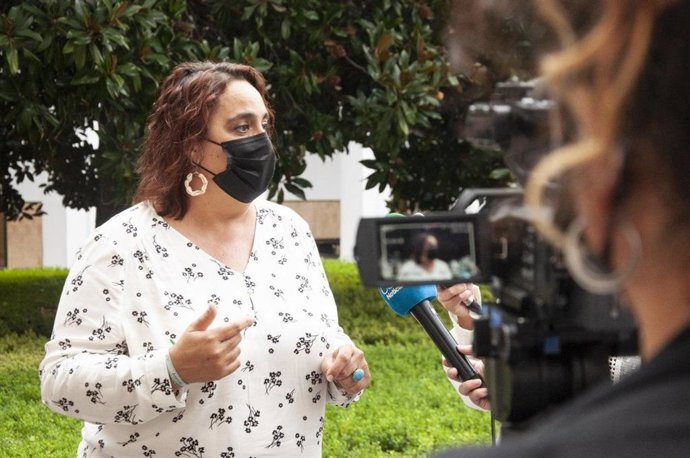 La portavoz adjunta de Adelante Andalucía en el Parlamento andaluz, Ángela Aguilera, en una atención a medios.