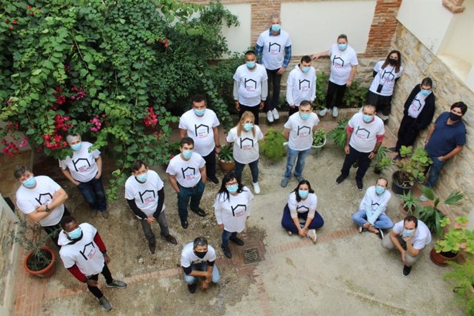 Trabajadores y personas acompañadas en el Hogar Santa Clara de Cáritas Diocesana de Jaén.