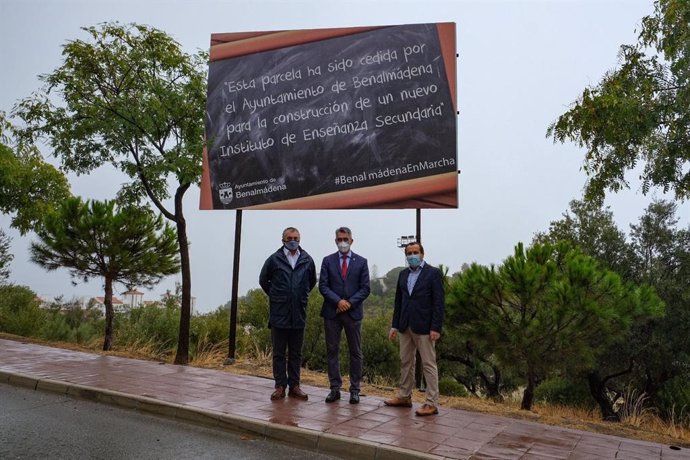 Carnero, Navas y Ruiz Espejo ante la parcela cedida por el Ayuntamiento de Benalmádena a la Junta para construir un instituto