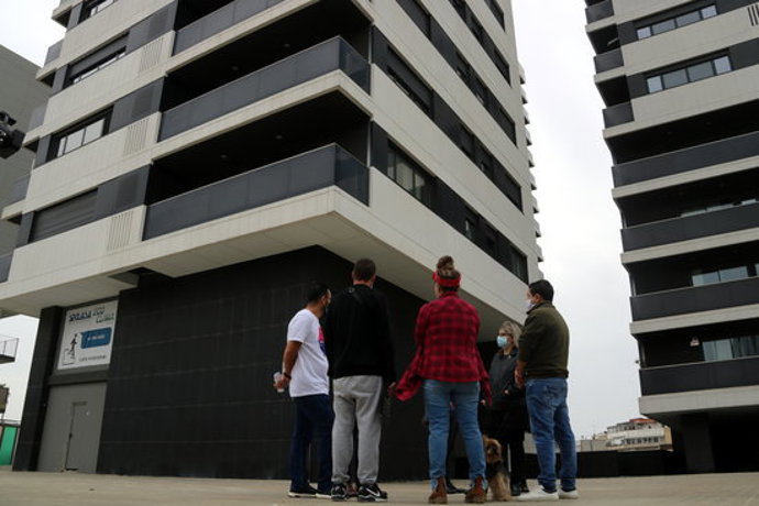 Imatge d'un grup de vens davant els edificis de la promoció el 22 d'octubre de 2020. (Horitzontal)