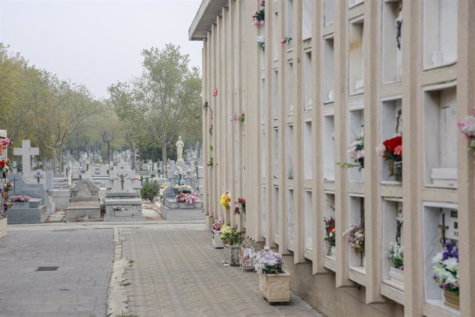 Nichos con flores en el Cementerio de la Almudena de Madrid.