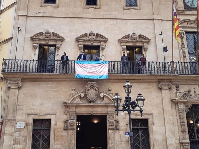 El Ayuntamiento de Palma cuelga la bandera trans para celebrar el Día Mundial de la Despatologización Trans.